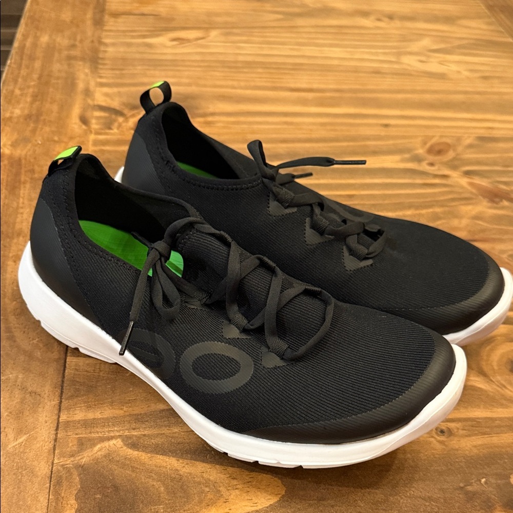 OOFOS women’s Black and White Sneakers